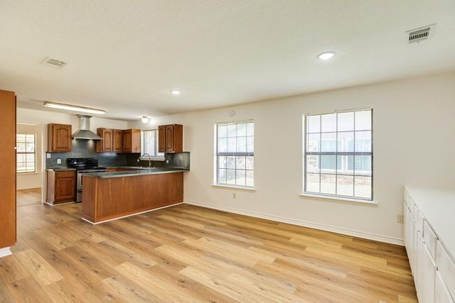 305 Freeman Boulevard, West Columbia, TX 77486