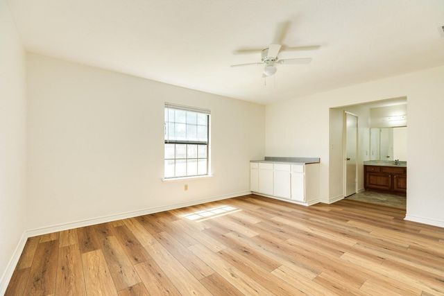 305 Freeman Boulevard, West Columbia, TX 77486