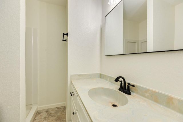 305 Freeman Boulevard, West Columbia, TX 77486