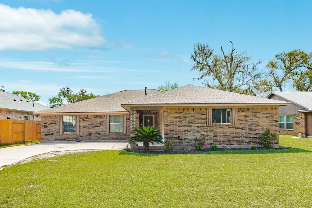 305 Freeman Boulevard, West Columbia, TX 77486