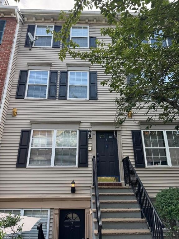 8 Vaughan Dr, Newark City, NJ 07103