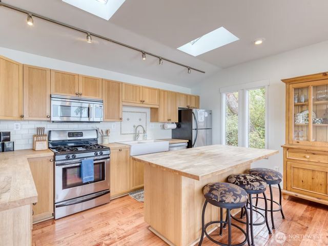 1700 Madrona Way, Coupeville, WA 98239
