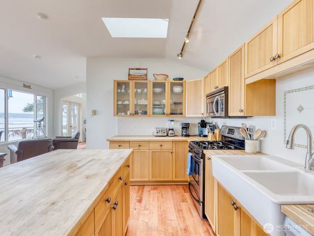 1700 Madrona Way, Coupeville, WA 98239