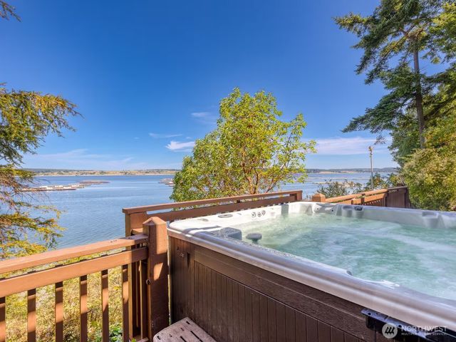 1700 Madrona Way, Coupeville, WA 98239