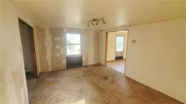 725 East Dr, Clairton, PA 15025