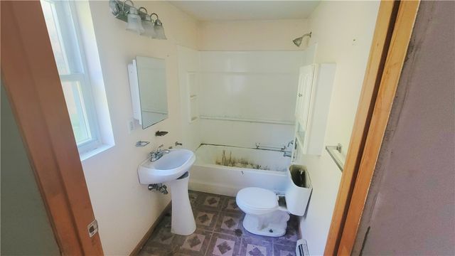 725 East Dr, Clairton, PA 15025