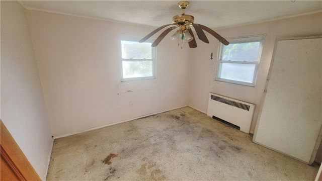 725 East Dr, Clairton, PA 15025