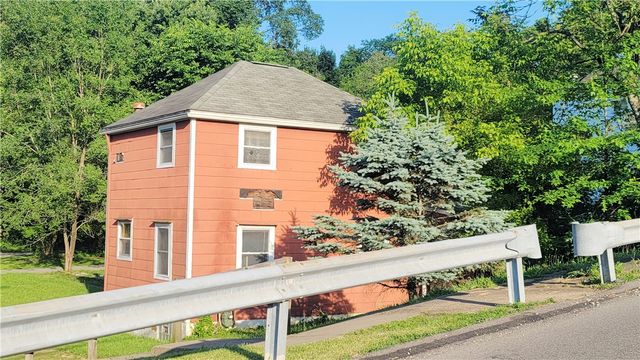 725 East Dr, Clairton, PA 15025