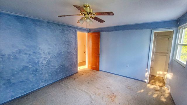 725 East Dr, Clairton, PA 15025