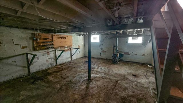 725 East Dr, Clairton, PA 15025