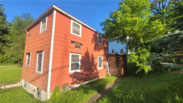725 East Dr, Clairton, PA 15025