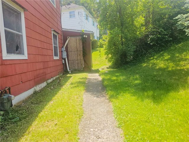 725 East Dr, Clairton, PA 15025
