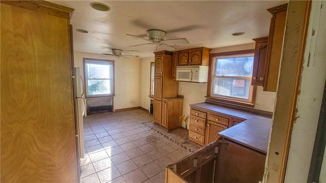 725 East Dr, Clairton, PA 15025