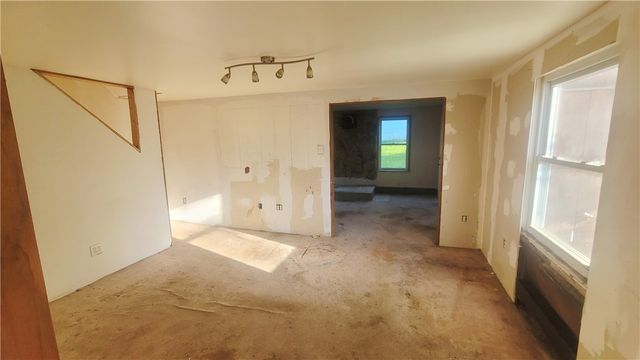 725 East Dr, Clairton, PA 15025