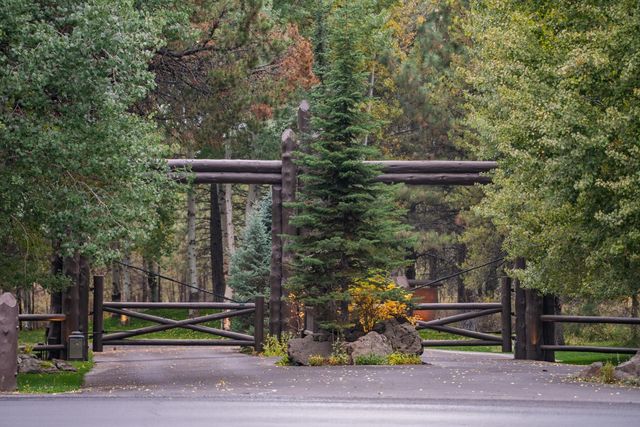 56053 School House Road, Bend, OR 97707