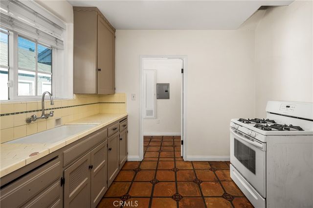 801 W 17th Street, Santa Ana, CA 92706