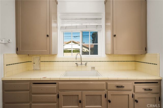 801 W 17th Street, Santa Ana, CA 92706