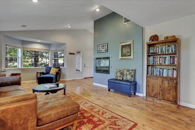 10901 Footwall Dr, Grass Valley, CA 95945