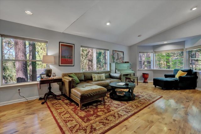 10901 Footwall Dr, Grass Valley, CA 95945