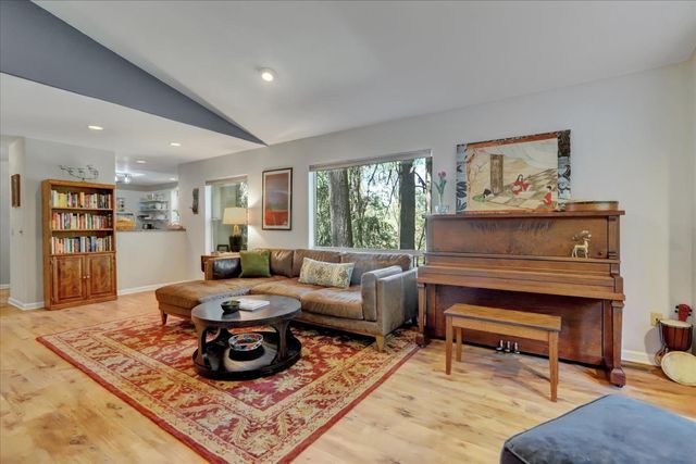 10901 Footwall Dr, Grass Valley, CA 95945