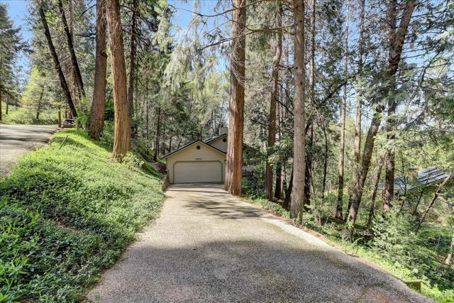 10901 Footwall Dr, Grass Valley, CA 95945