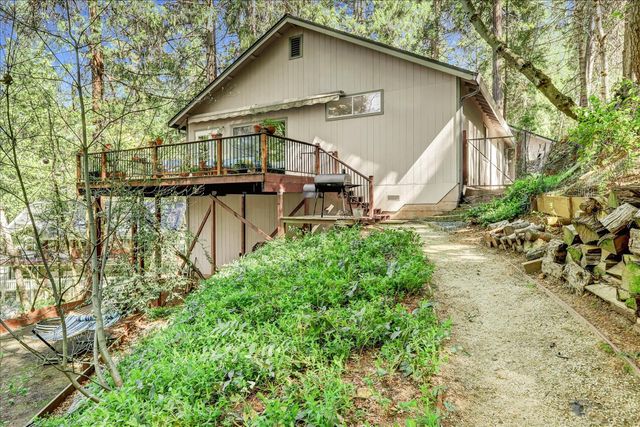 10901 Footwall Dr, Grass Valley, CA 95945