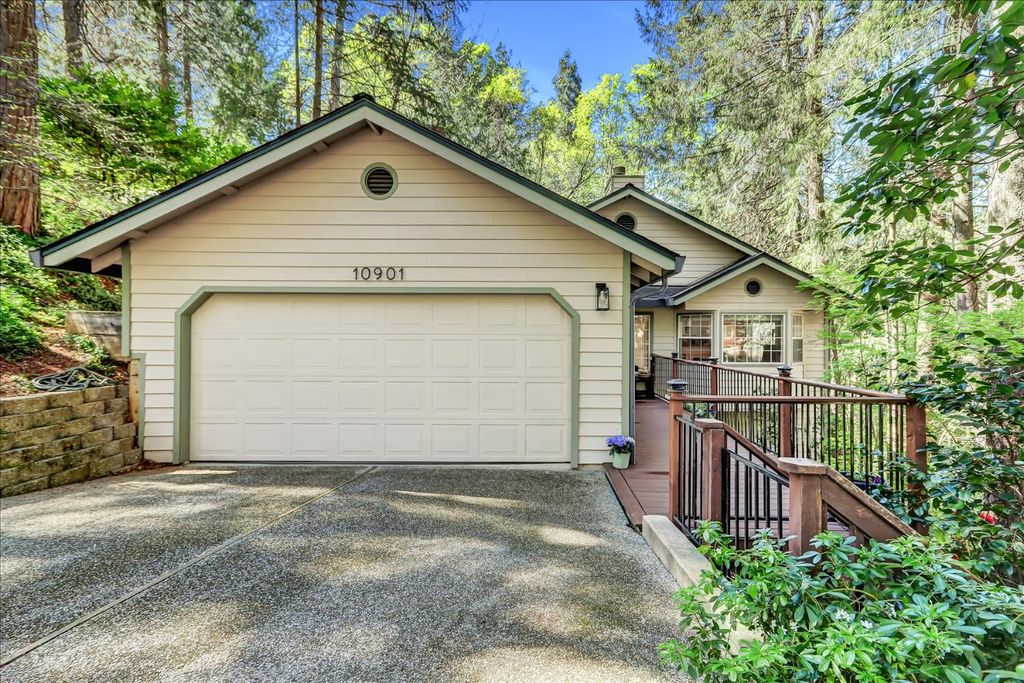 10901 Footwall Dr, Grass Valley, CA 95945