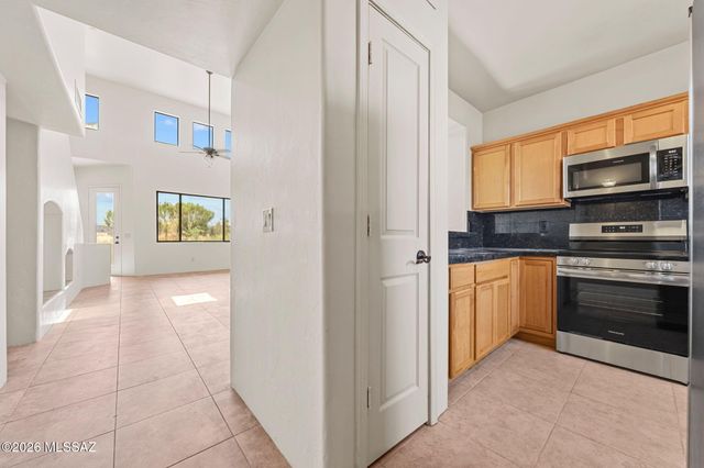 97 S Crown Plaza, Vail, AZ 85641