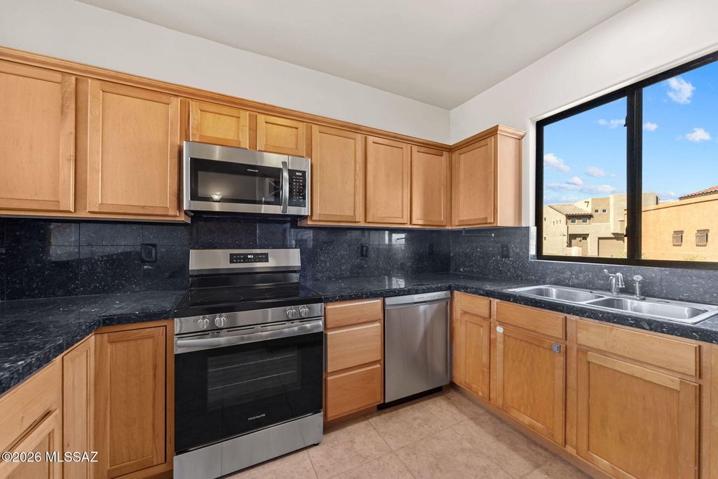 97 S Crown Plaza, Vail, AZ 85641