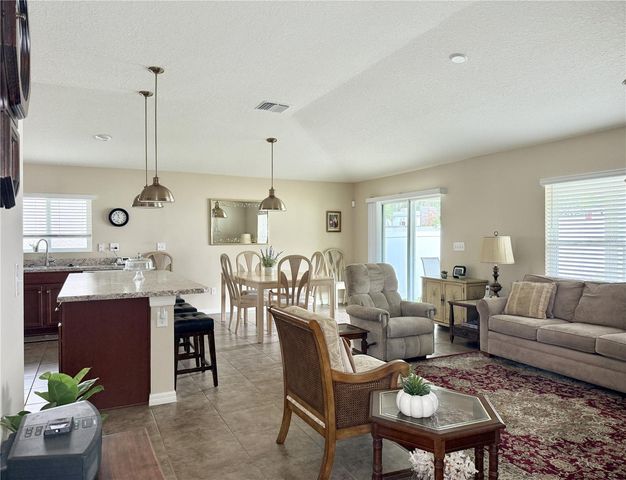 9242 FREEDOM HILL DR, Seffner, FL 33584