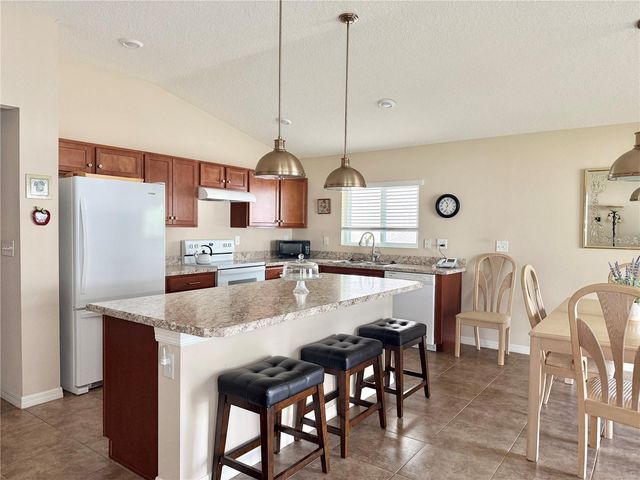 9242 FREEDOM HILL DR, Seffner, FL 33584