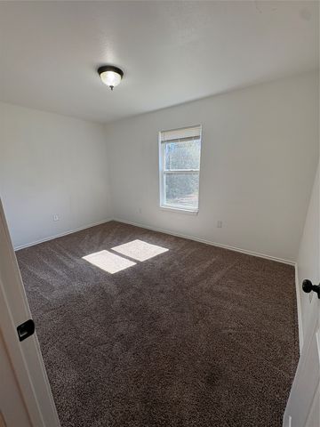 932 E Davis Avenue, Fort Worth, TX 76104