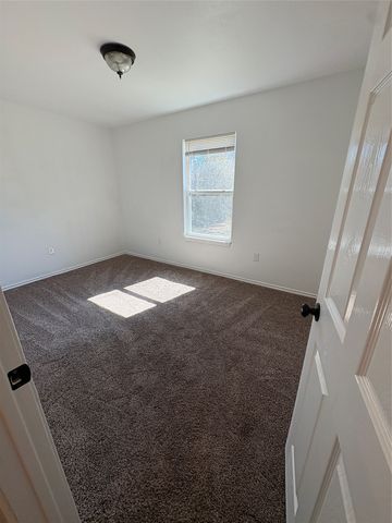 932 E Davis Avenue, Fort Worth, TX 76104