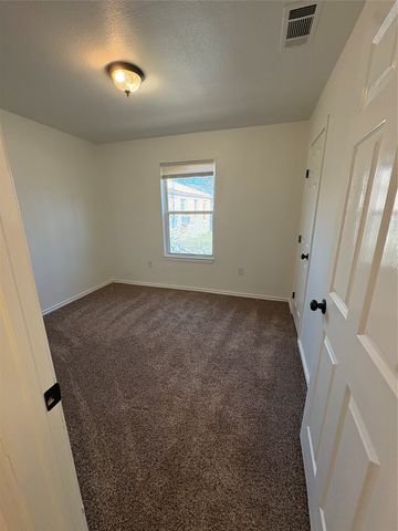 932 E Davis Avenue, Fort Worth, TX 76104