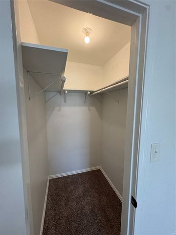 932 E Davis Avenue, Fort Worth, TX 76104