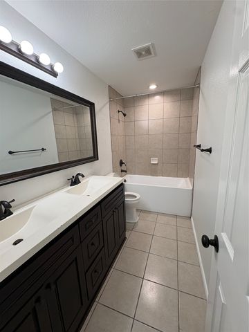 932 E Davis Avenue, Fort Worth, TX 76104