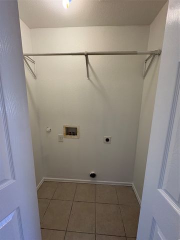 932 E Davis Avenue, Fort Worth, TX 76104