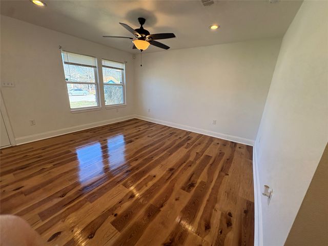 932 E Davis Avenue, Fort Worth, TX 76104