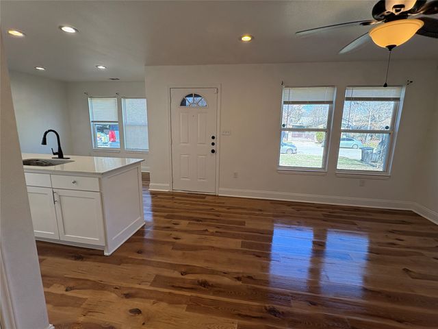 932 E Davis Avenue, Fort Worth, TX 76104