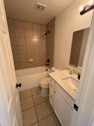 932 E Davis Avenue, Fort Worth, TX 76104