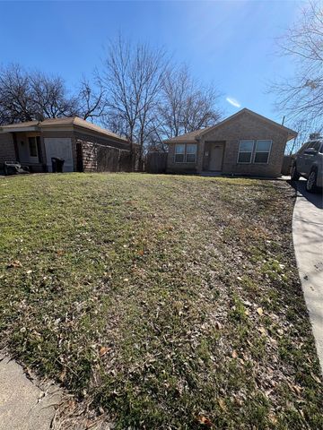 932 E Davis Avenue, Fort Worth, TX 76104