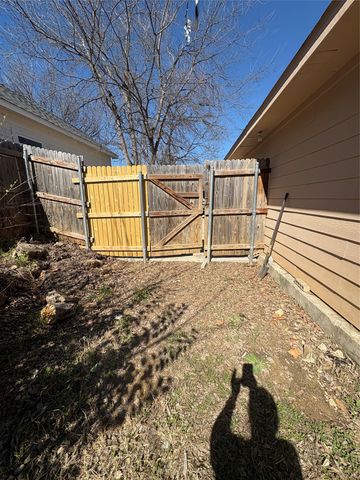 932 E Davis Avenue, Fort Worth, TX 76104