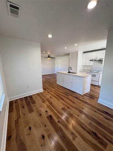 932 E Davis Avenue, Fort Worth, TX 76104