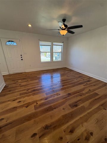 932 E Davis Avenue, Fort Worth, TX 76104