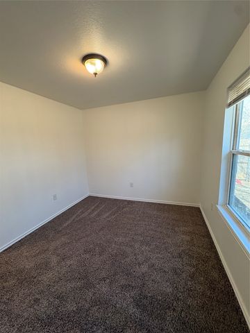 932 E Davis Avenue, Fort Worth, TX 76104