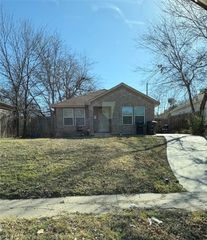 932 E Davis Avenue, Fort Worth, TX 76104