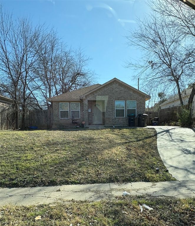 932 E Davis Avenue, Fort Worth, TX 76104