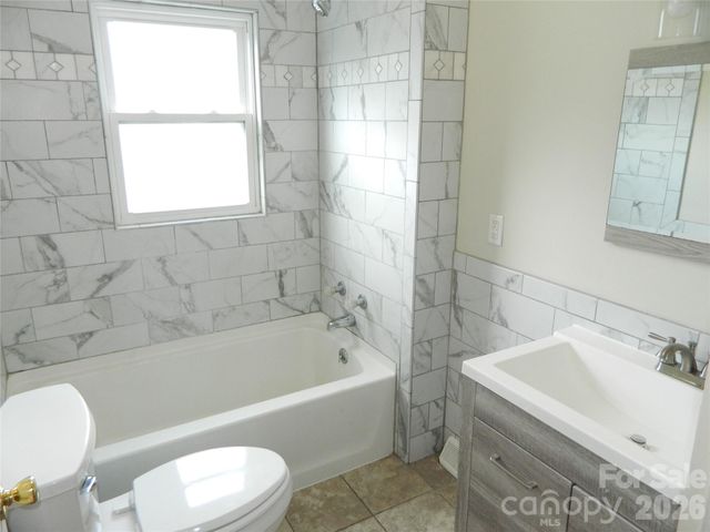 129 Edgebrook Place NW, Lenoir, NC 28645