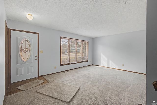 209 Harvey Drive, Manhattan, KS 66502