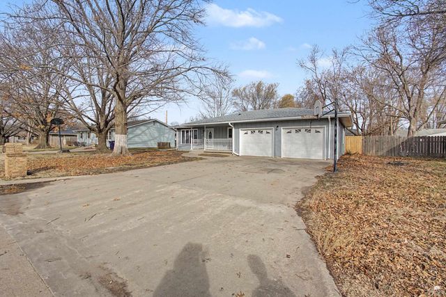 209 Harvey Drive, Manhattan, KS 66502